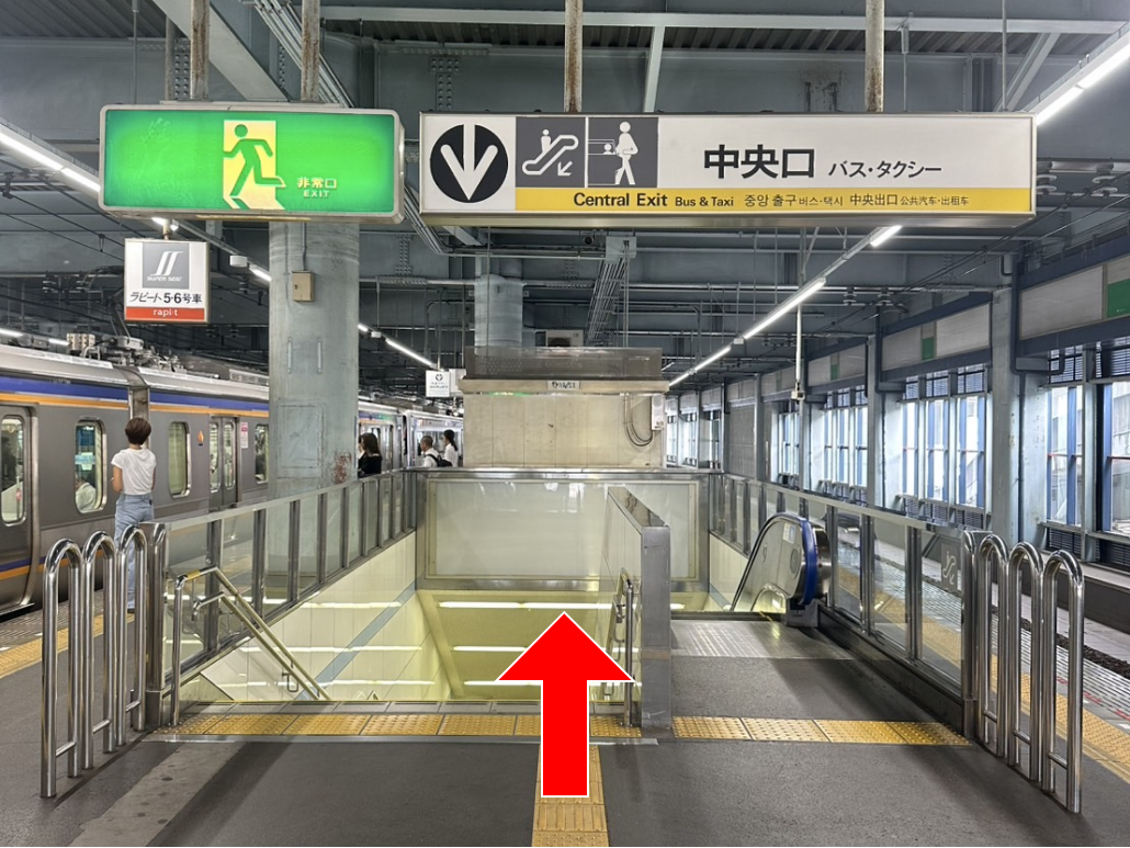 中央口方面への階段の写真