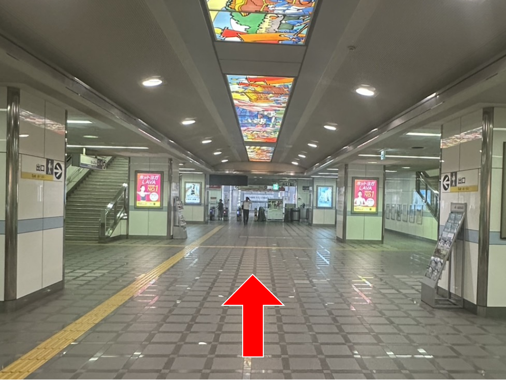 駅構内の通路の写真